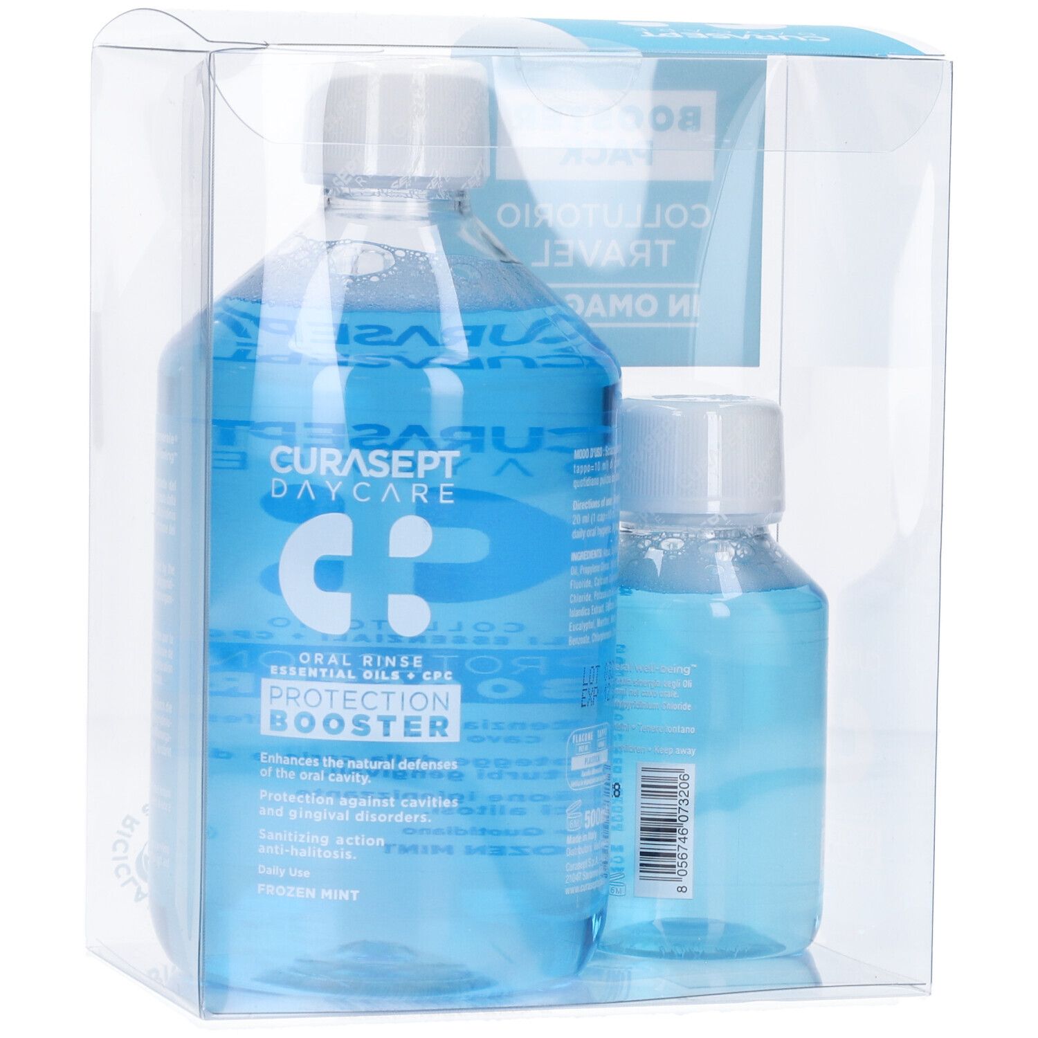 Due flaconi di collutorio in confezione trasparente. I flaconi contengono liquido blu. Scritte: Curasept Daycare, Protection Booster.