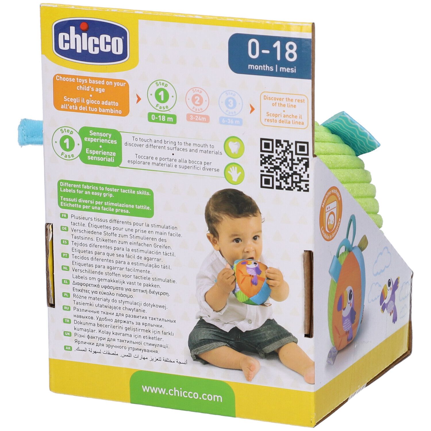 Confezione con palla morbida. Bambino tiene la palla. Marchio Chicco. Testo: Esperienze sensoriali, 0-18 mesi.