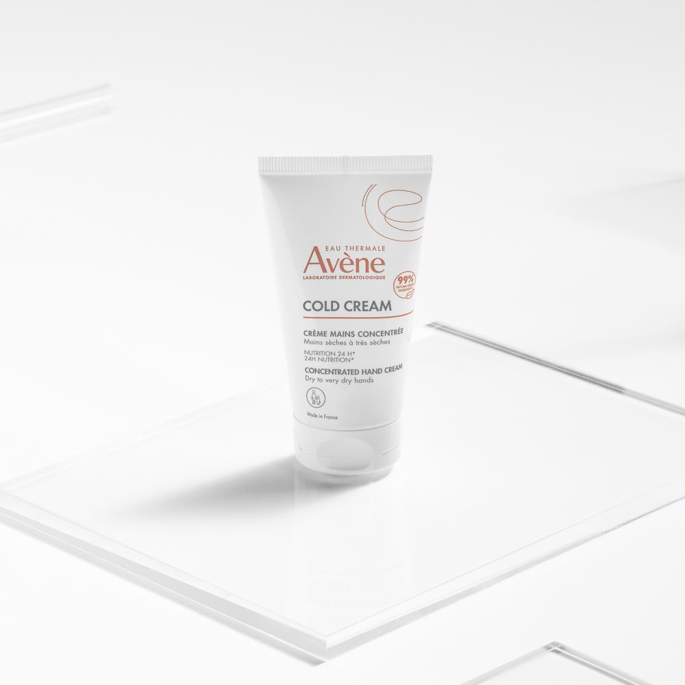 Tubo bianco con testo rosso e nero. Contiene Cold Cream. Marchio: Avène. Posizionato su una superficie bianca.