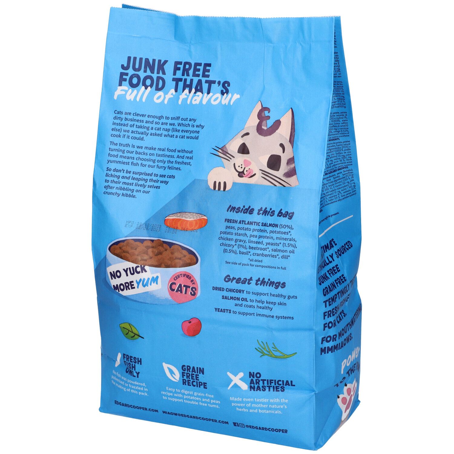 Retro di un sacchetto blu di cibo per gatti. Contiene informazioni sugli ingredienti e i benefici. Con illustrazione di gatto e cibo.