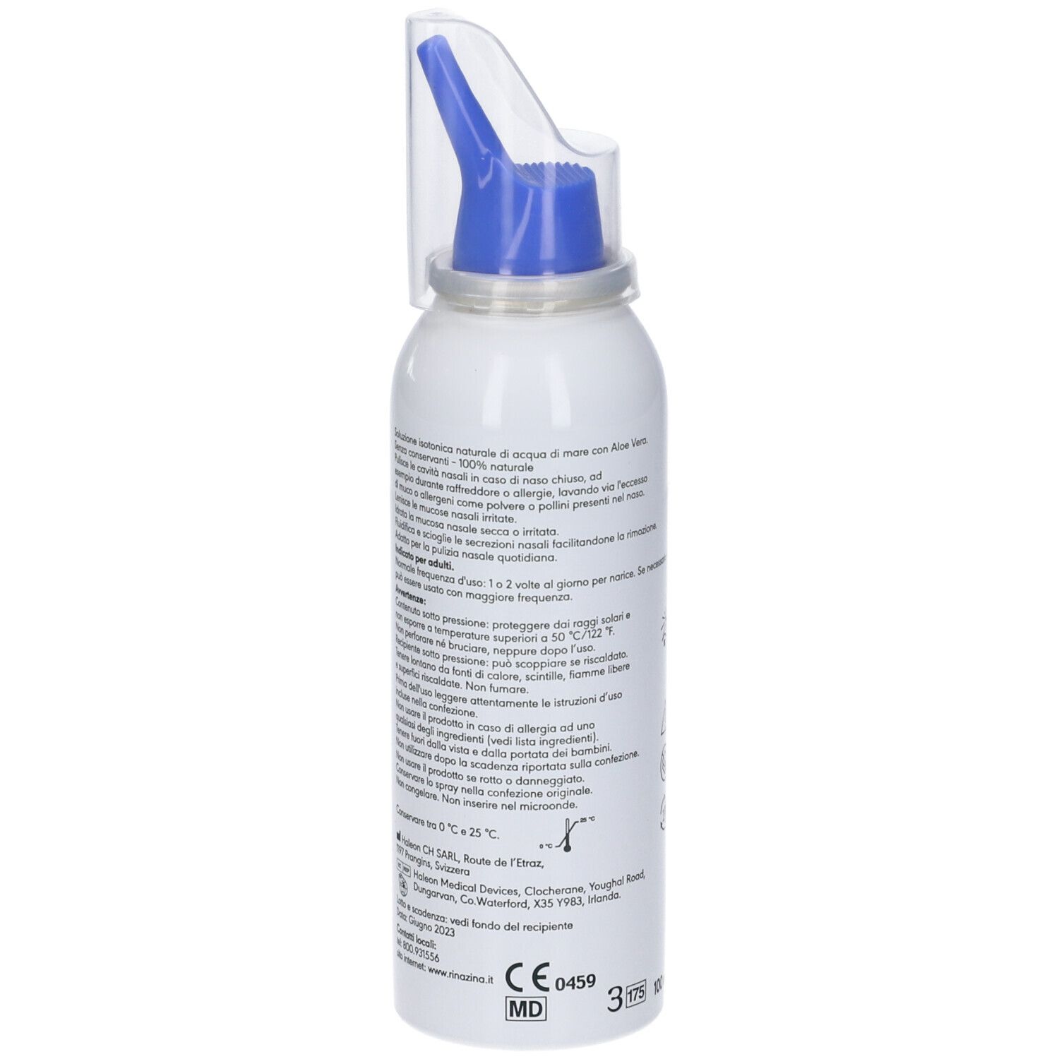 Flacone spray nasale bianco con erogatore blu. Testo e informazioni sul flacone. Marchio CE.