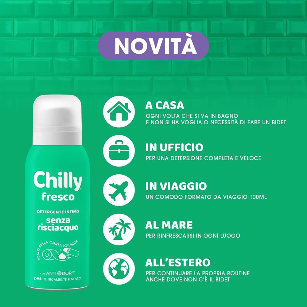 Flacone verde con testo: Chilly fresco, Detergente intimo senza risciacquo. Esempi d'uso: casa, ufficio, viaggio.