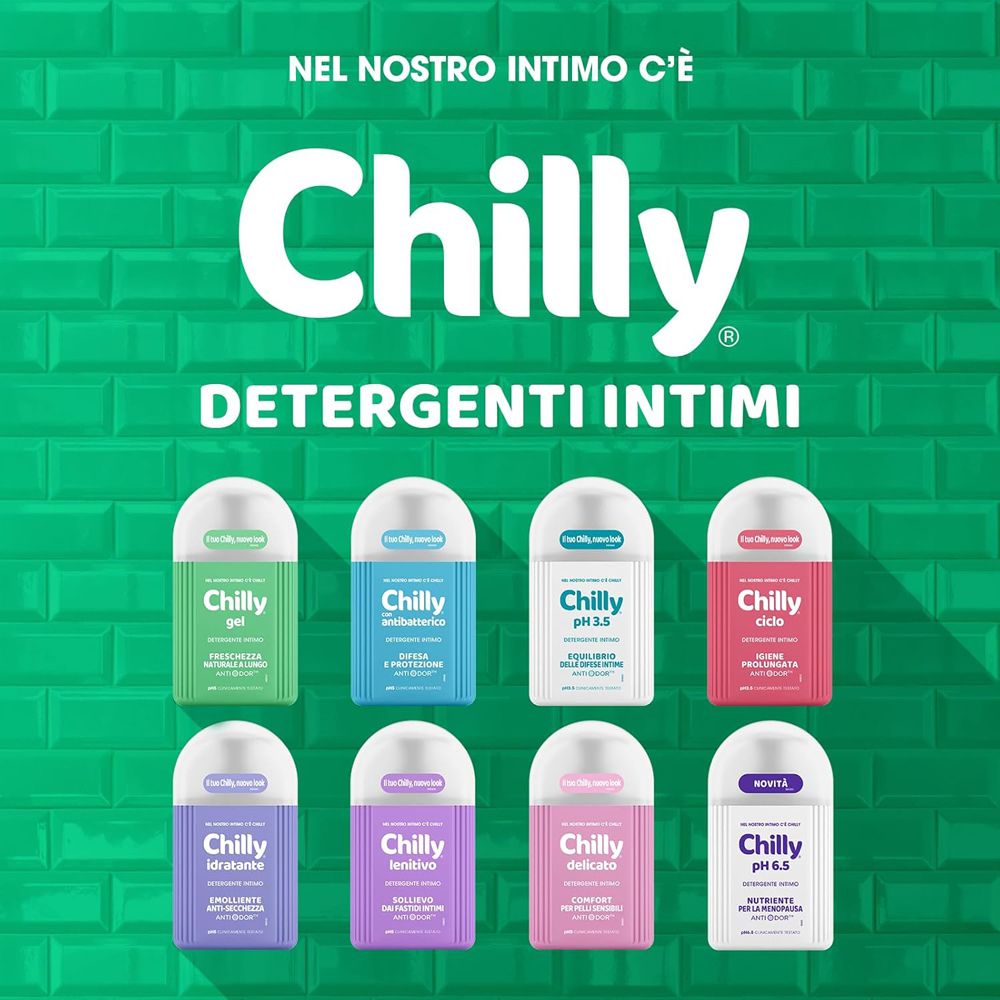 Vari detergenti intimi Chilly. Diversi colori e formule. Su sfondo verde.