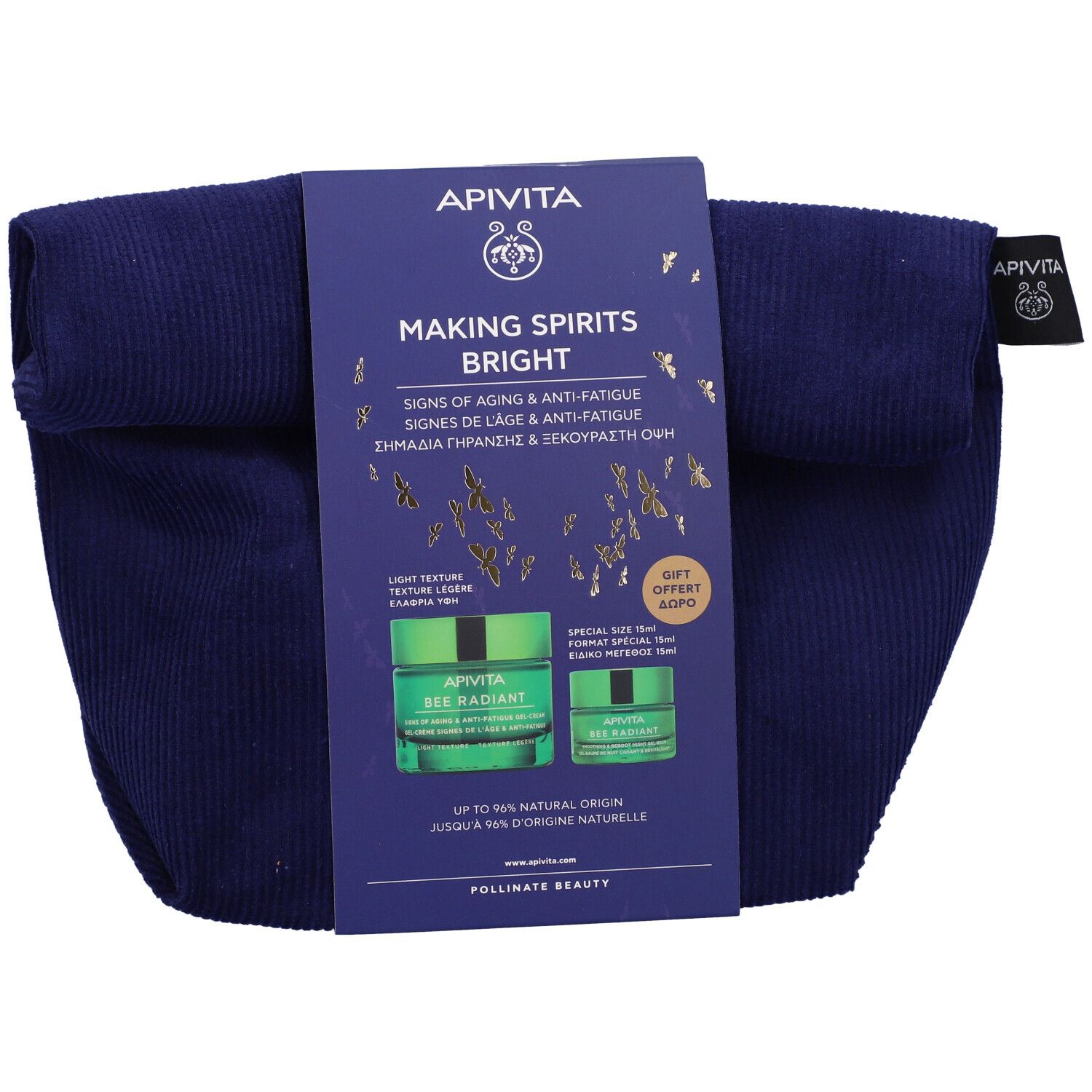 Borsa cosmetica blu scuro con confezione del prodotto. Sulla confezione è scritto "Apivita Making Spirits Bright". Due vasetti verdi sono visibili.