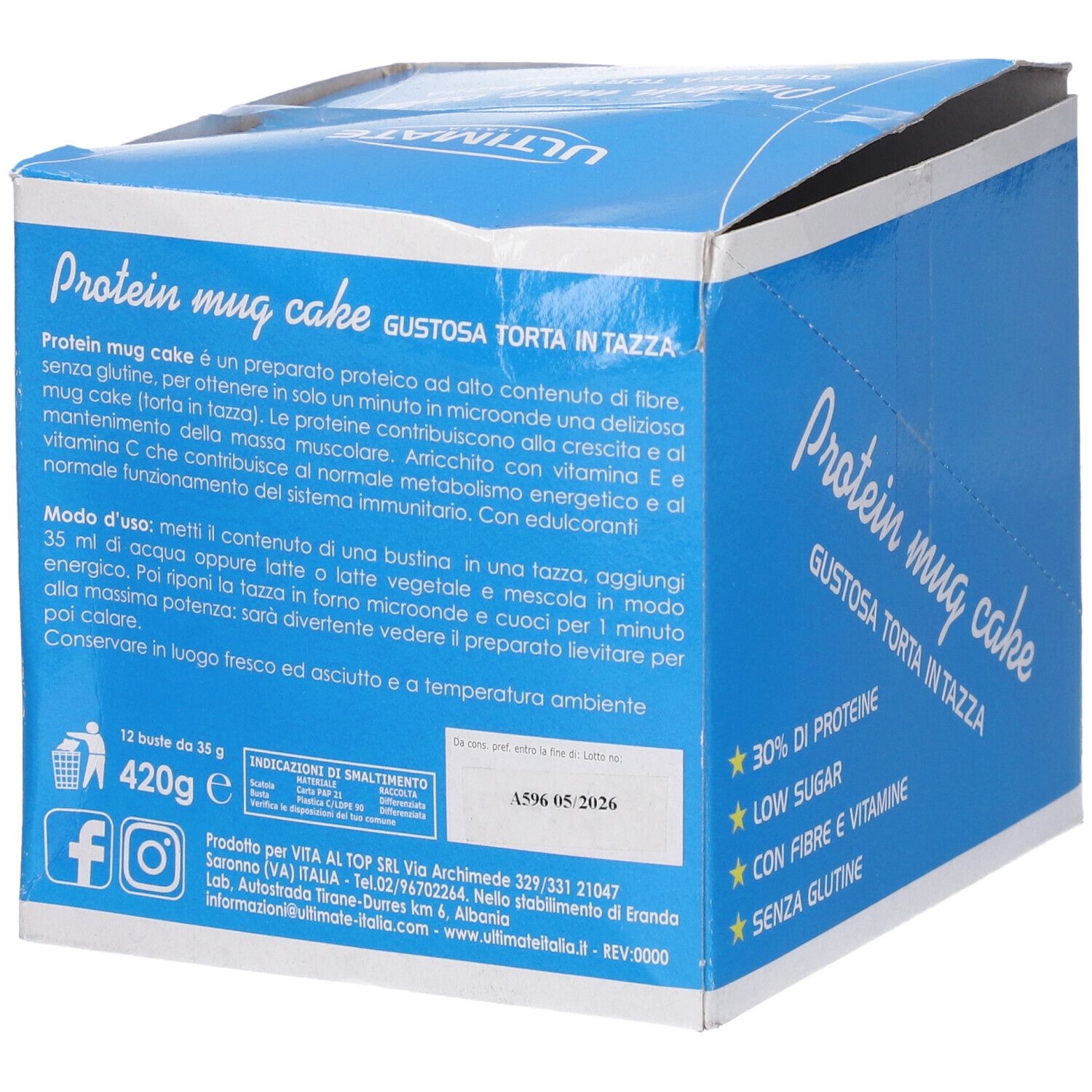 Scatola blu con scritta "Protein mug cake". Contiene informazioni sul prodotto e valori nutrizionali. La scatola è aperta.