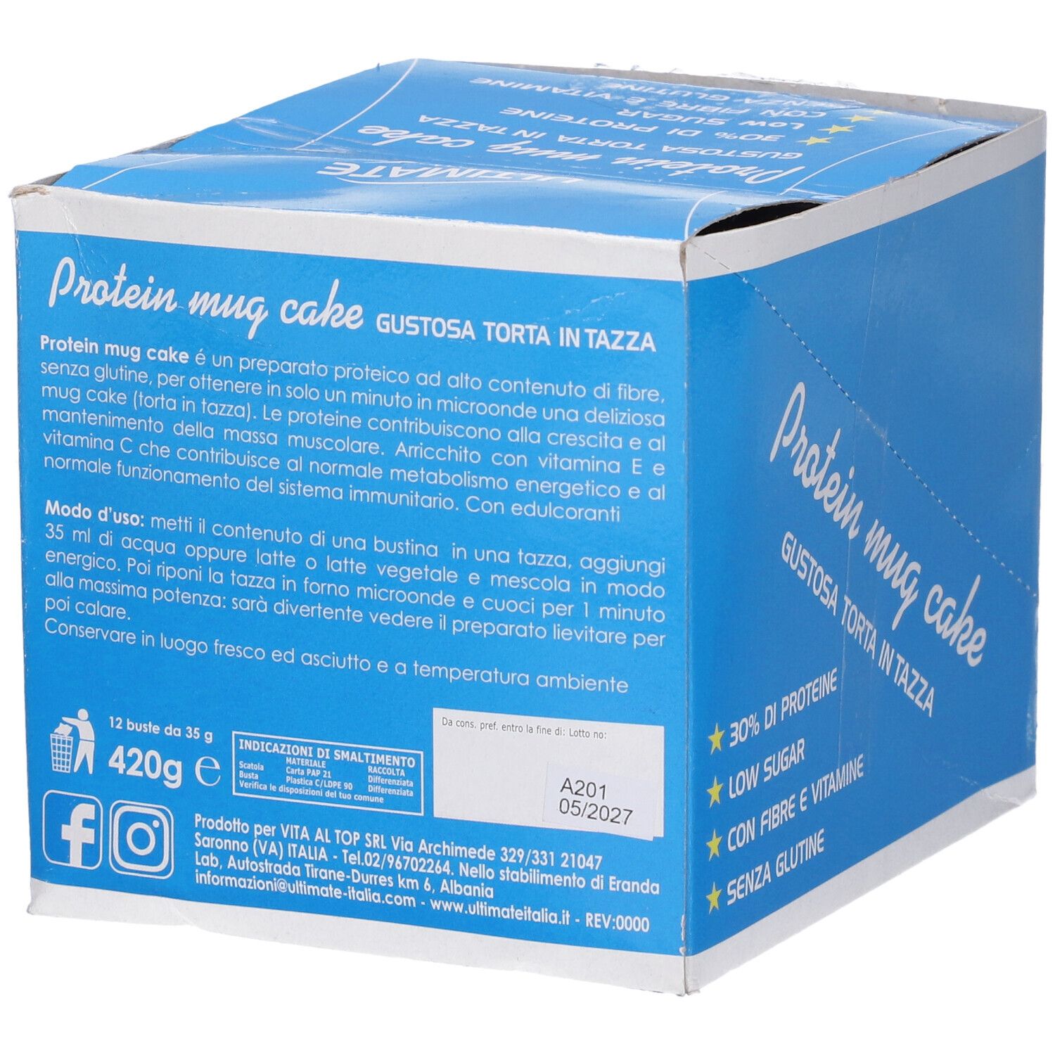 Scatola blu con testo. Scritta "Protein mug cake". Testo su ingredienti e preparazione. Logo e informazioni di contatto.