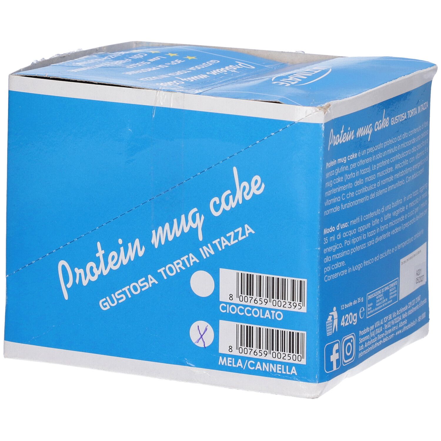 Scatola blu con scritta "Protein mug cake". Scritte "Cioccolato" e "Mela/Cannella". Codici a barre e informazioni di contatto.