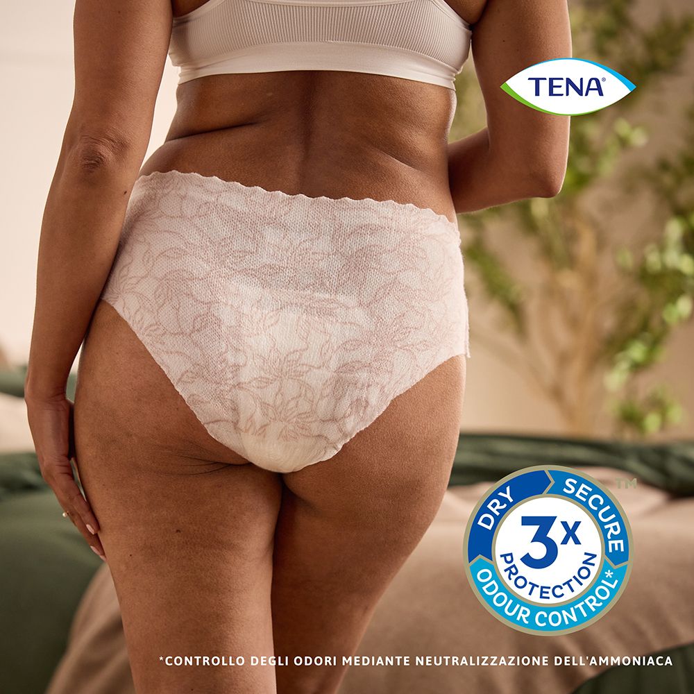 Persona indossa mutandine TENA Silhouette bianche. Vista posteriore. Scritta: Dry, Secure, 3x Protection.