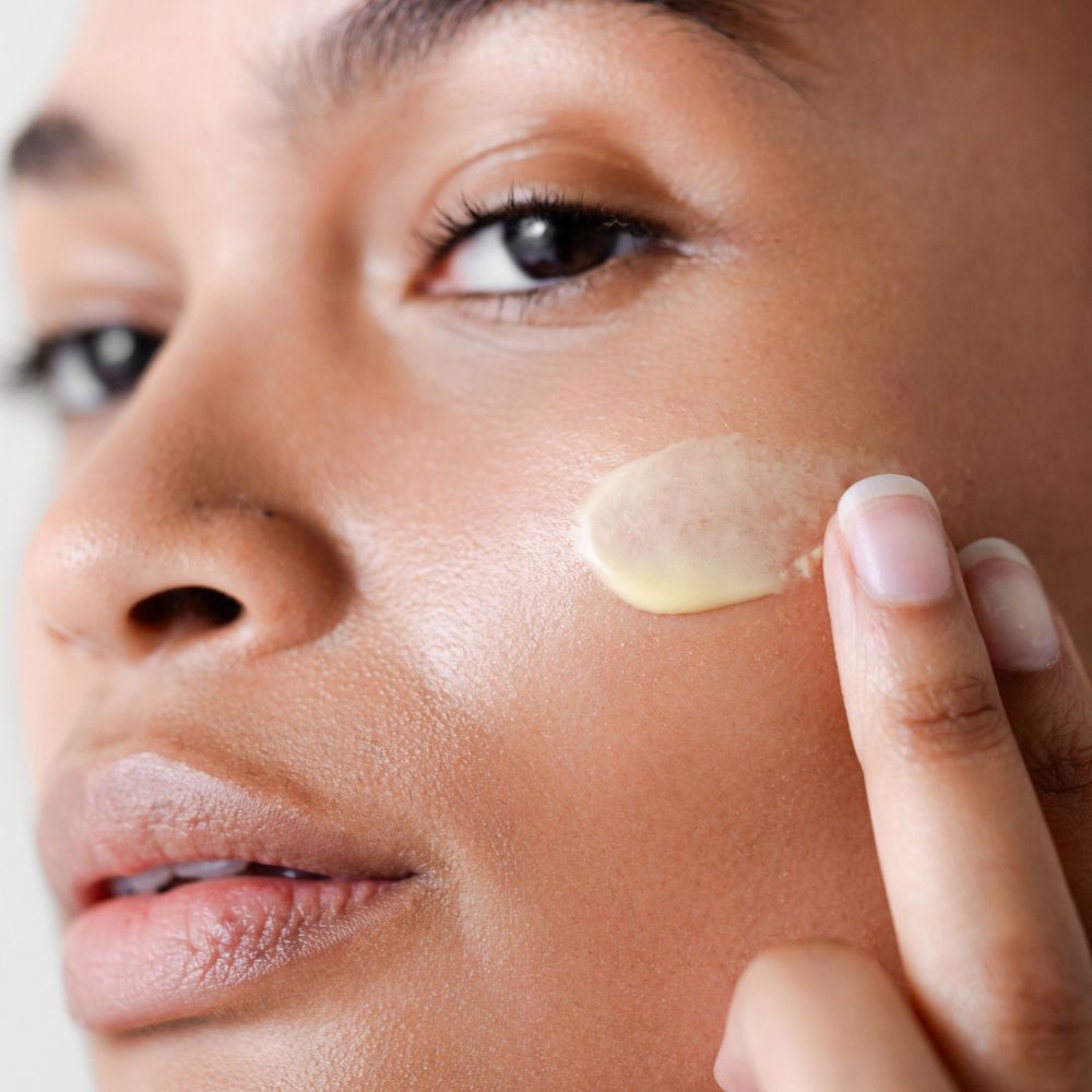 Crema applicata sul viso. Crema giallastra. Carnagione chiara.