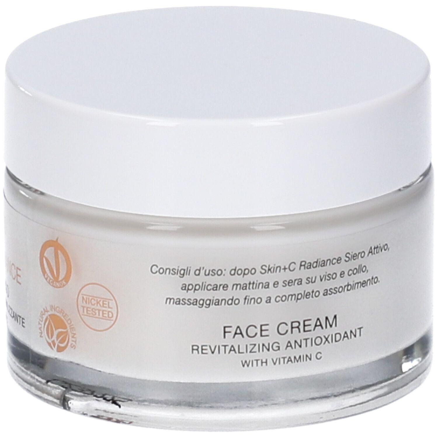 Vaso di crema con coperchio bianco. Scritta: Face Cream, Revitalizing Antioxidant, with Vitamin C.