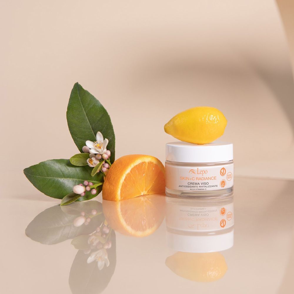 Vaso di crema con limone, arancia e foglie. Scritta: Skin+C Radiance, Crema Viso, antiossidante rivitalizzante.