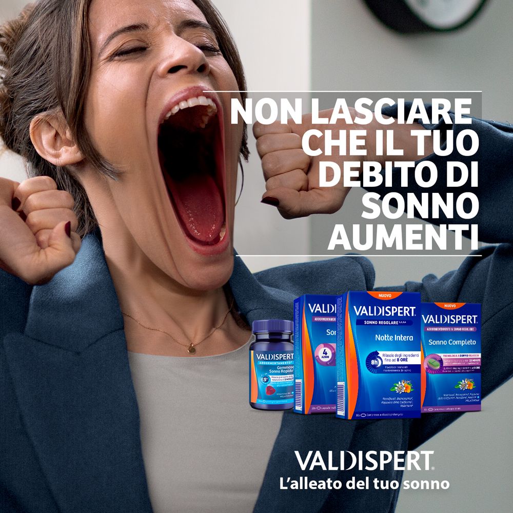 Donna che sbadiglia. Pubblicità per VALDISPERT. Prodotti: compresse, capsule. Testo: Non lasciare che il tuo debito di sonno aumenti.