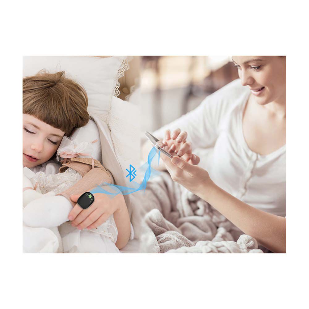 Bambino a letto con monitor al dito. Donna con smartphone. Simbolo Bluetooth.