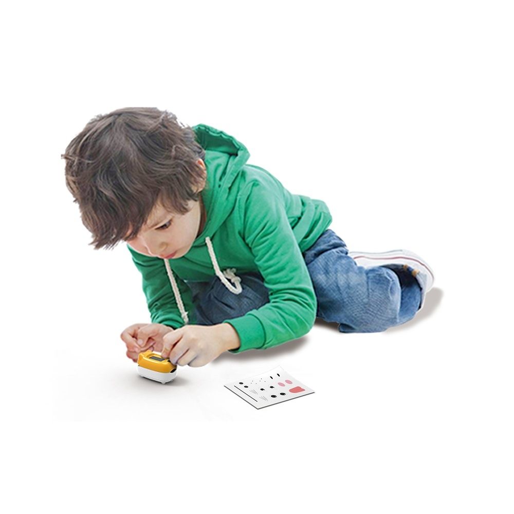 Bambino tiene un pulsossimetro a forma di tigre giallo e bianco. Display con SpO2 e frequenza.