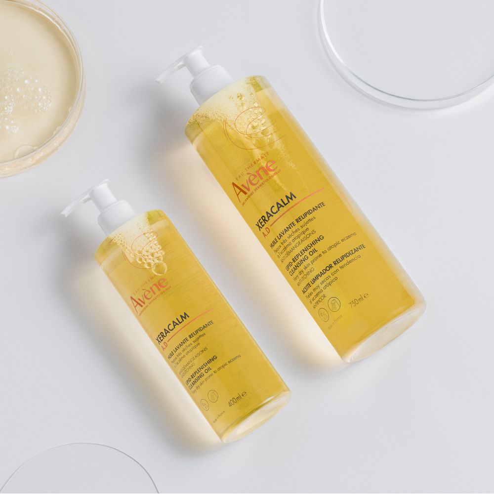 Due flaconi gialli con dosatore. Scritta: Avène, Xeracalm A.D. Olio. Su sfondo bianco.