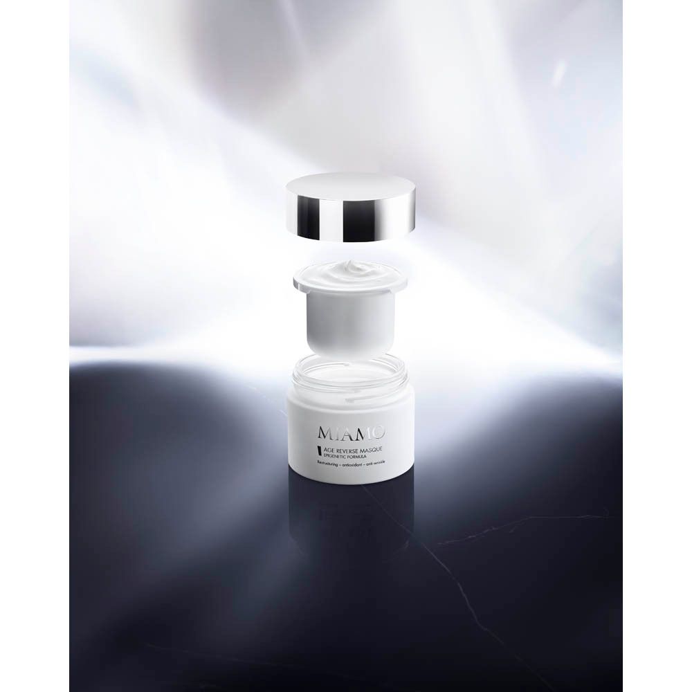 Presentazione prodotto: vasetto, coperchio e contenuto separati. Vasetto bianco con crema.