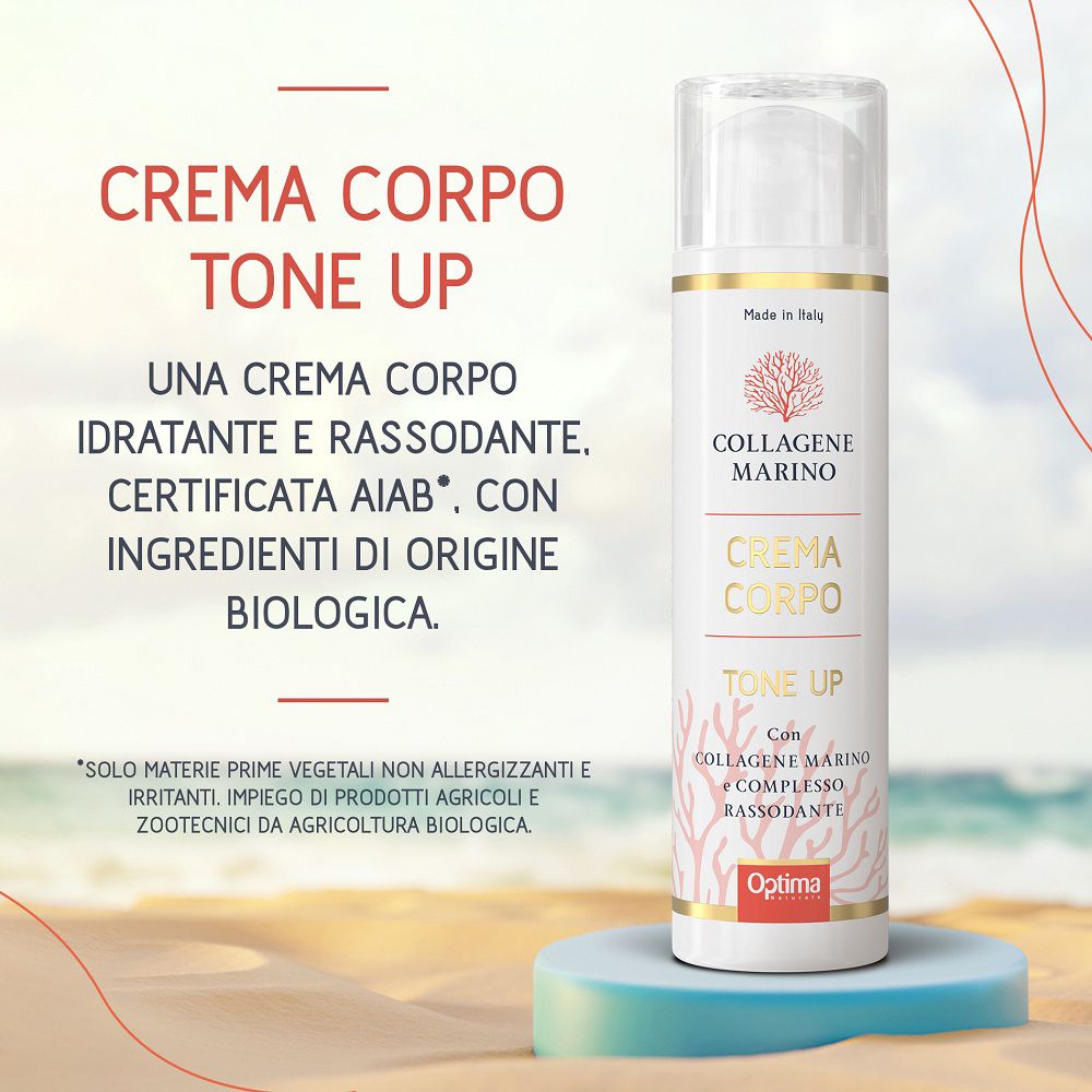 Flacone di crema corpo al collagene marino Tone Up su piedistallo, spiaggia sullo sfondo.