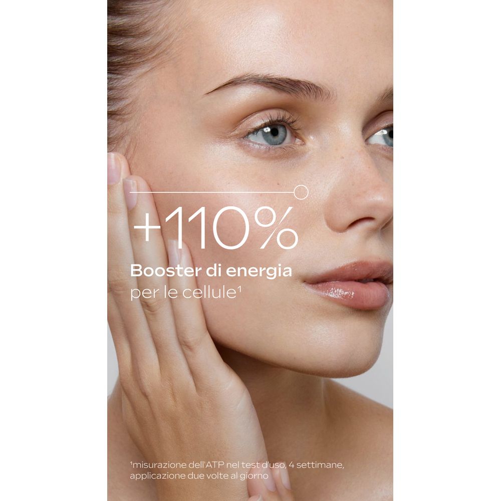 Ritratto di donna. Testo: +110% Booster di energia per le cellule. Misurazione dopo 4 settimane, due volte al giorno.
