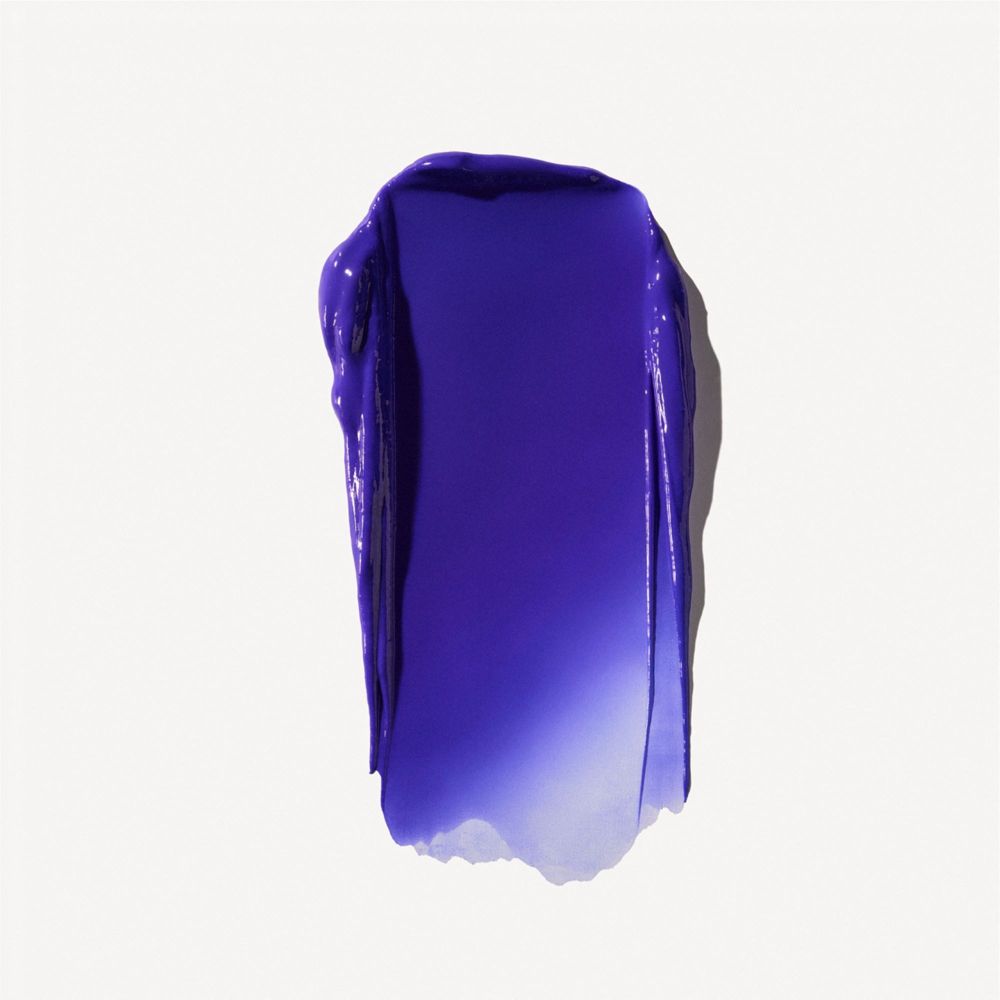 Campione colore Olaplex Nº.5P Blonde Enhancer Toning Conditioner. Crema viola su sfondo bianco.