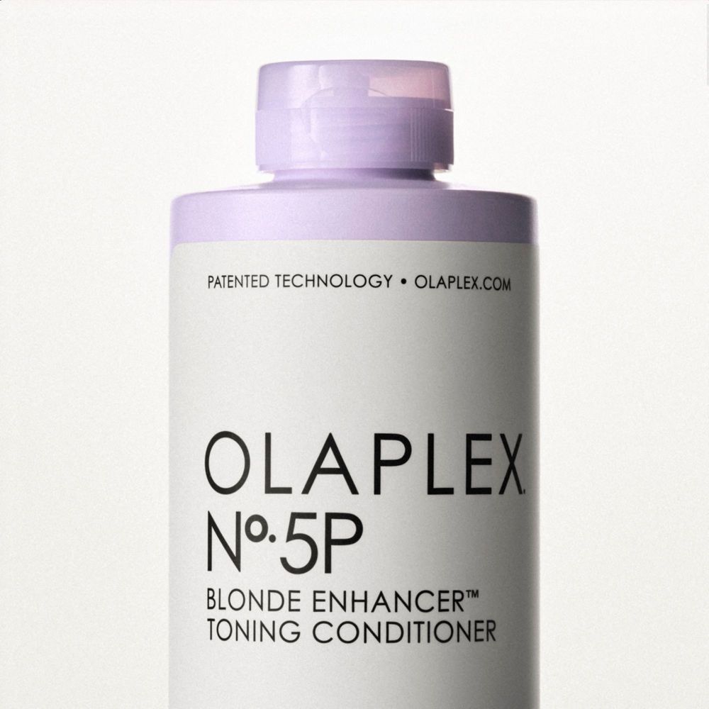 Primo piano del flacone Olaplex Nº.5P Blonde Enhancer Toning Conditioner. Flacone viola, etichetta bianca.
