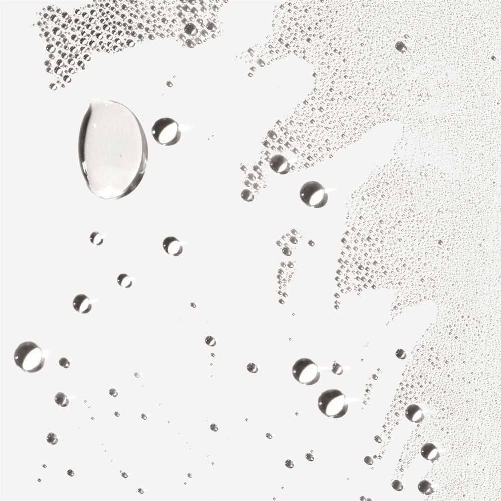 Primo piano di goccioline d'acqua su sfondo bianco. Diverse dimensioni e forme.