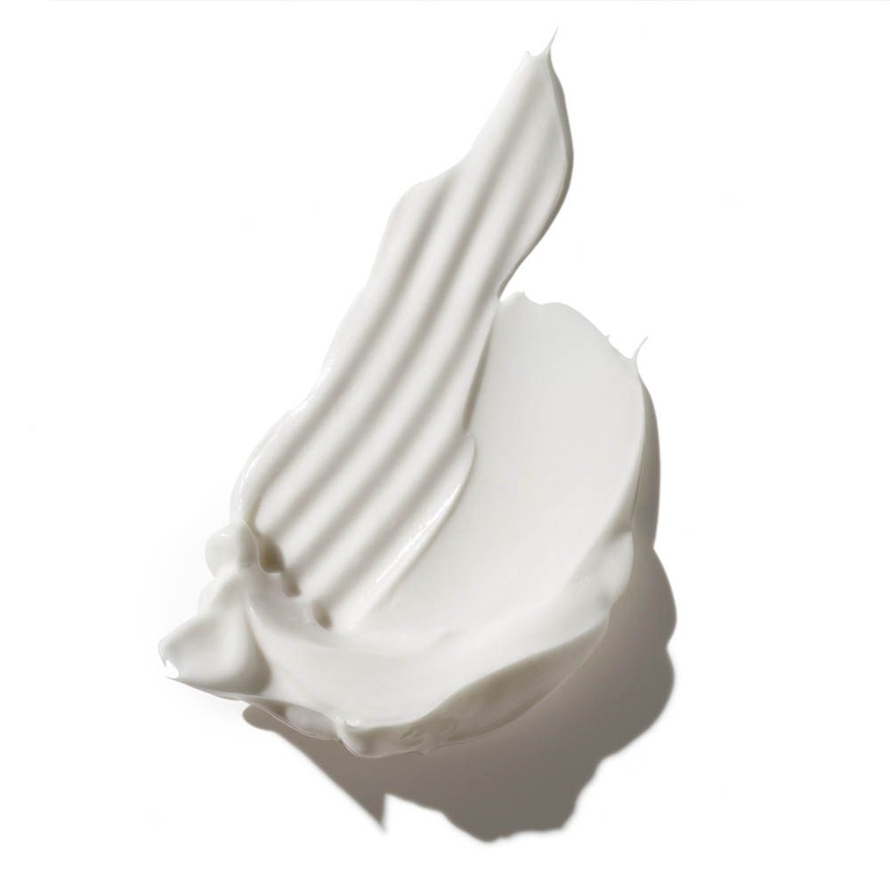 Texture di crema bianca con linee ondulate su sfondo bianco.
