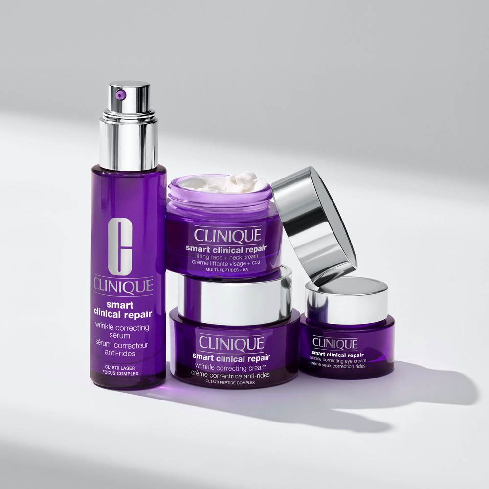 Set Clinique Smart Clinical Repair: siero, crema contorno occhi e crema viso in barattoli viola.