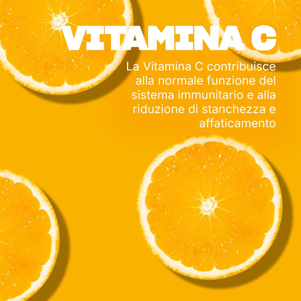 Fette d'arancia e testo sui benefici della vitamina C per immunità e stanchezza.