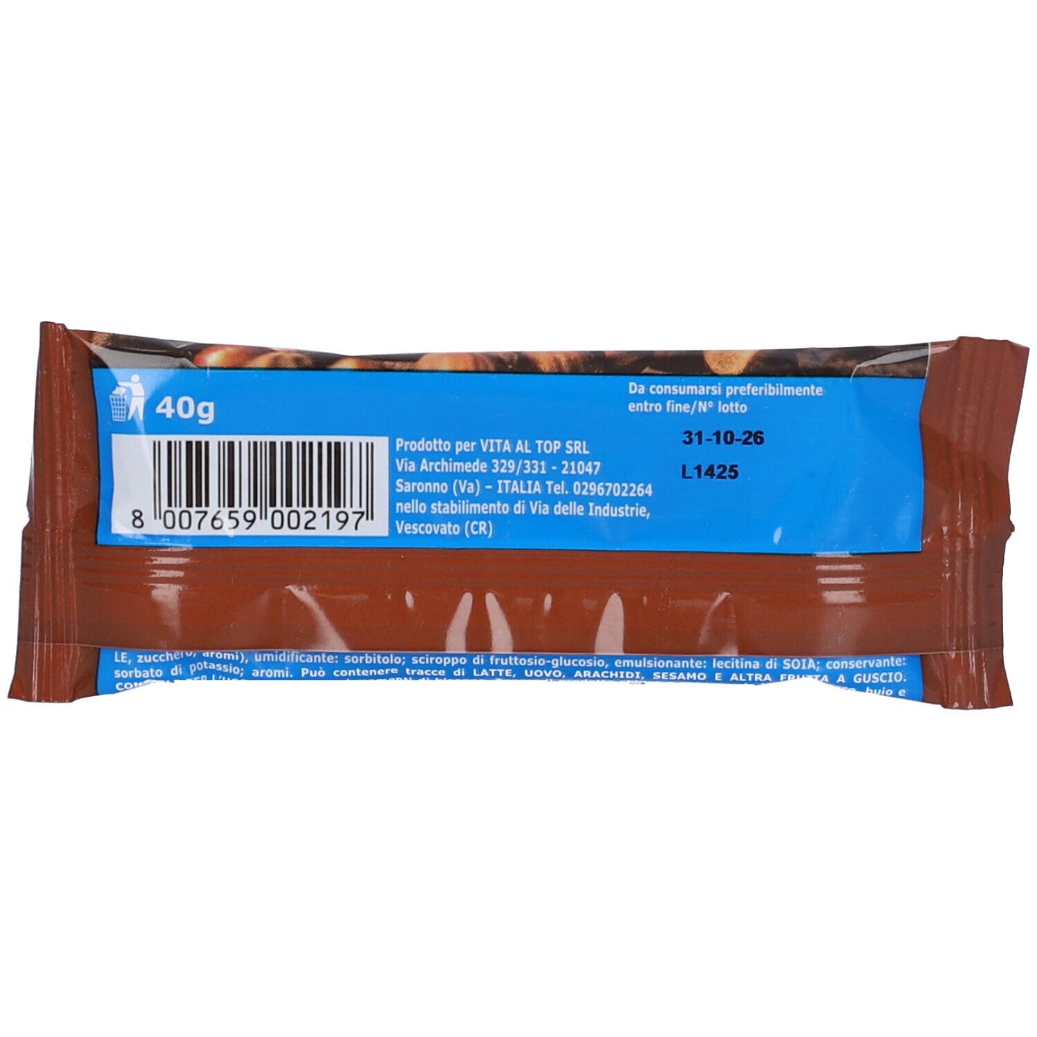 Retro della barretta proteica. Confezione blu con testo bianco. Contiene informazioni sugli ingredienti e il produttore.