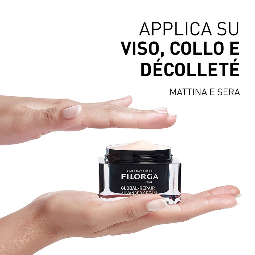 Mani che tengono un vasetto di Filorga Global-Repair Advanced Cream. Testo: Applica su viso, collo e décolleté.