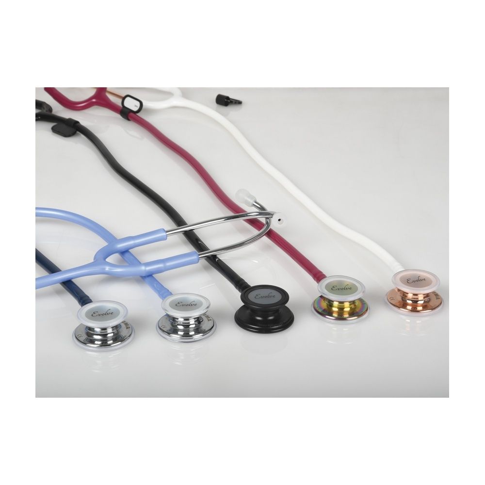 Diversi stetoscopi in vari colori. Campane visibili.