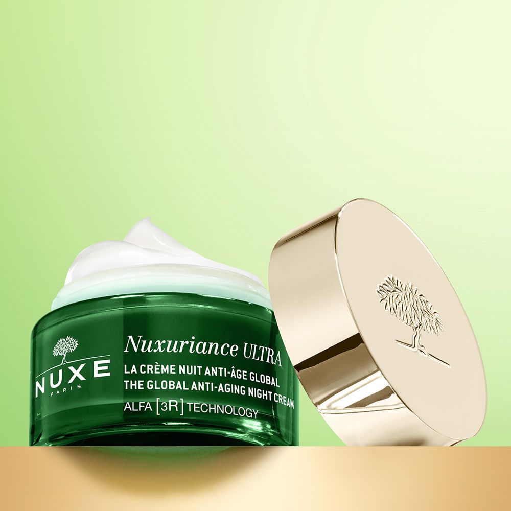 Vaso di crema verde con coperchio dorato e crema. Scritta: Nuxe, Nuxuriance Ultra, crema notte anti-età.