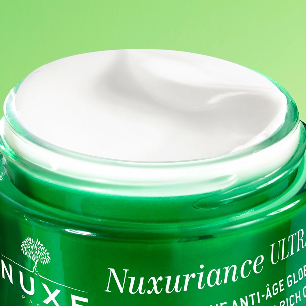 Primo piano della crema. Scritta: Nuxe, Nuxuriance Ultra, crema anti-età.