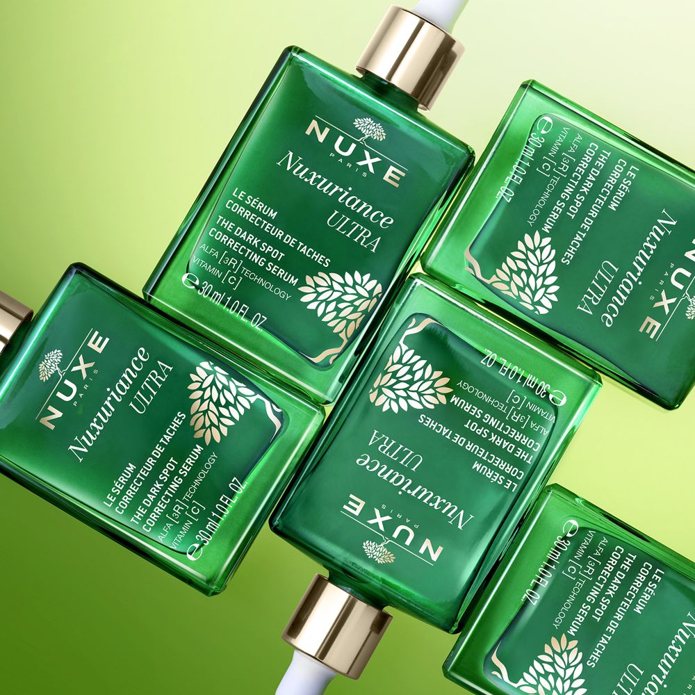 Diversi flaconi verdi Nuxe Nuxuriance Ultra. Pipette visibili.