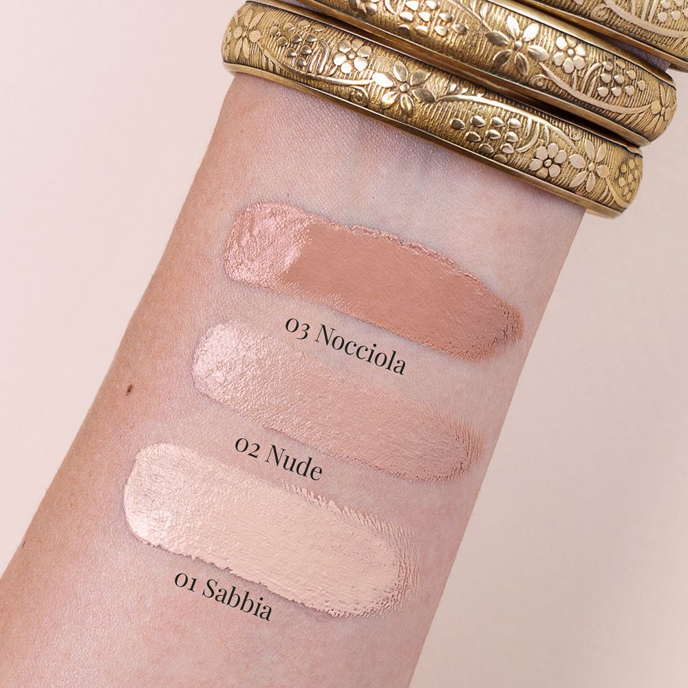 Avambraccio con tre tonalità di LEPO Biosense Foundation: 01 Sabbia, 02 Nude, 03 Nocciola. Bracciali dorati.