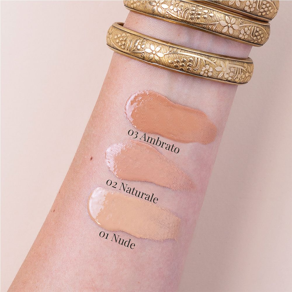 Braccio con tre campioni colore di LEPO Bio Perfection Fondotinta siero. Tonalità: 01 Nude, 02 Naturale, 03 Ambrato.