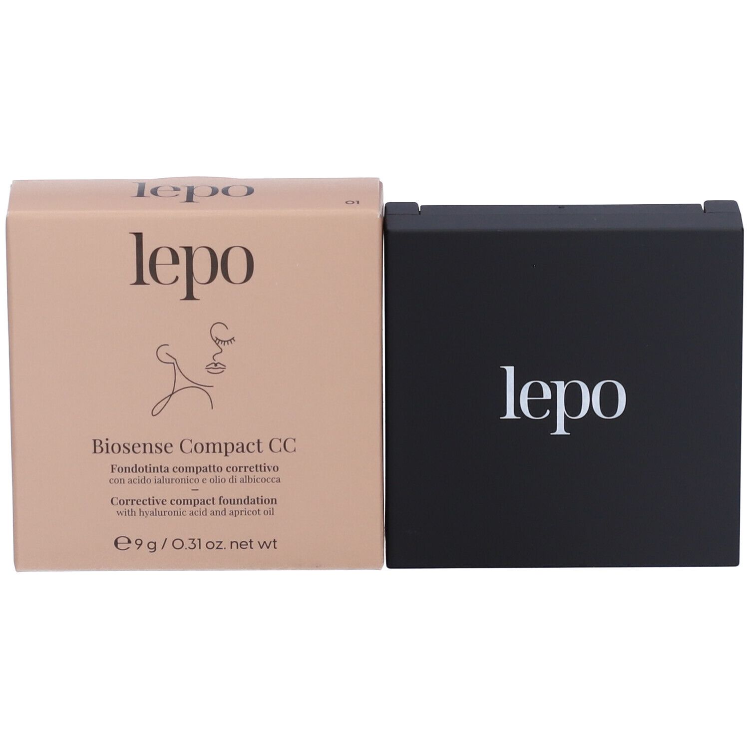 Fondotinta compatto e confezione affiancati. Contenitore nero e scatola beige con logo e nome del prodotto.