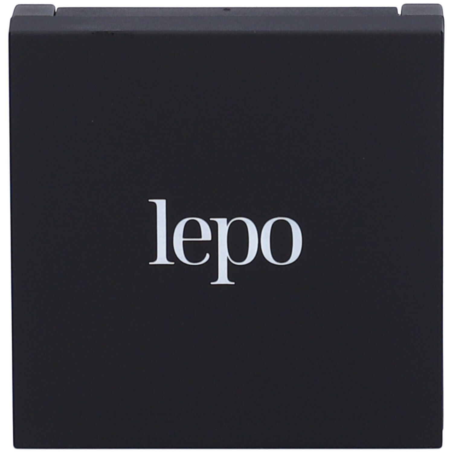 Fondotinta compatto nero con logo bianco.