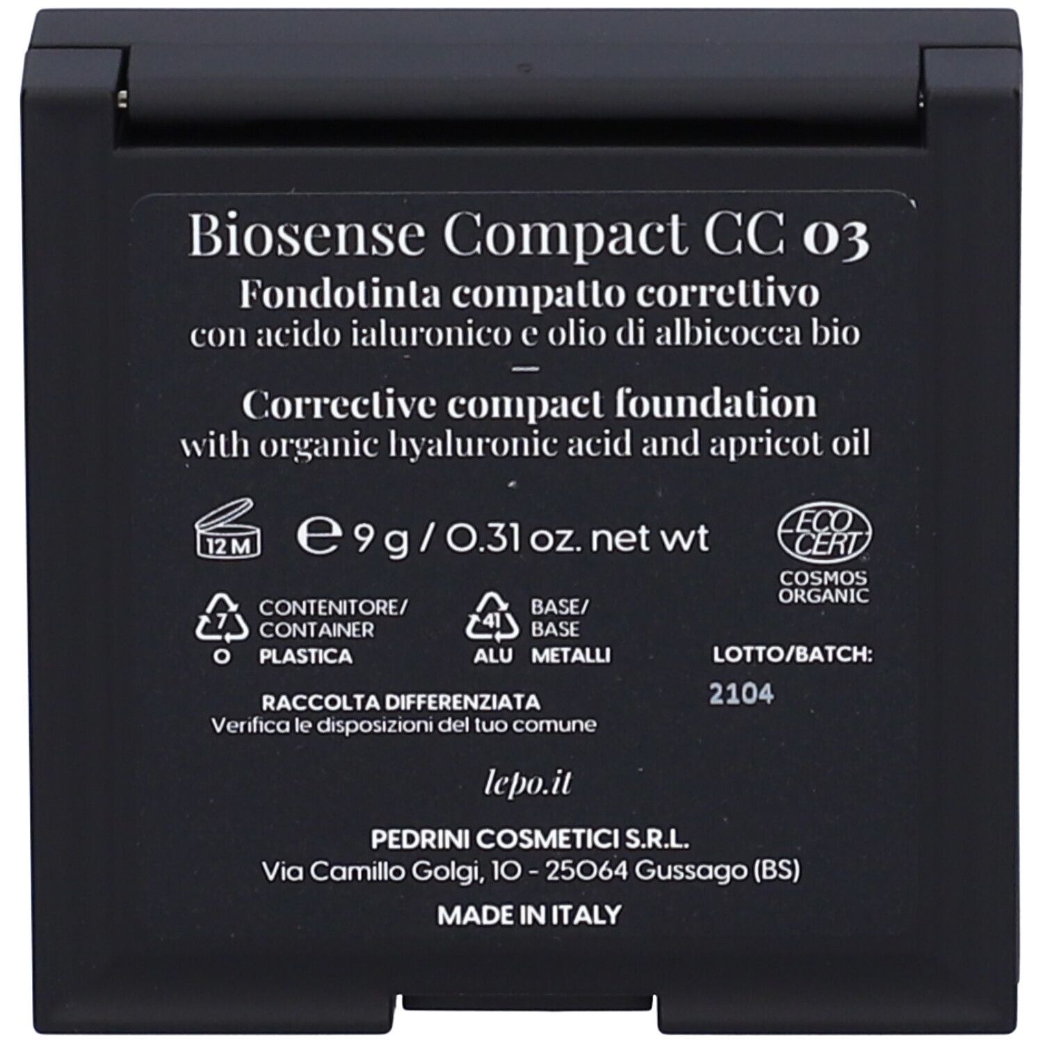 Retro del fondotinta compatto nero. Nome del prodotto, ingredienti, certificazioni e informazioni del produttore.