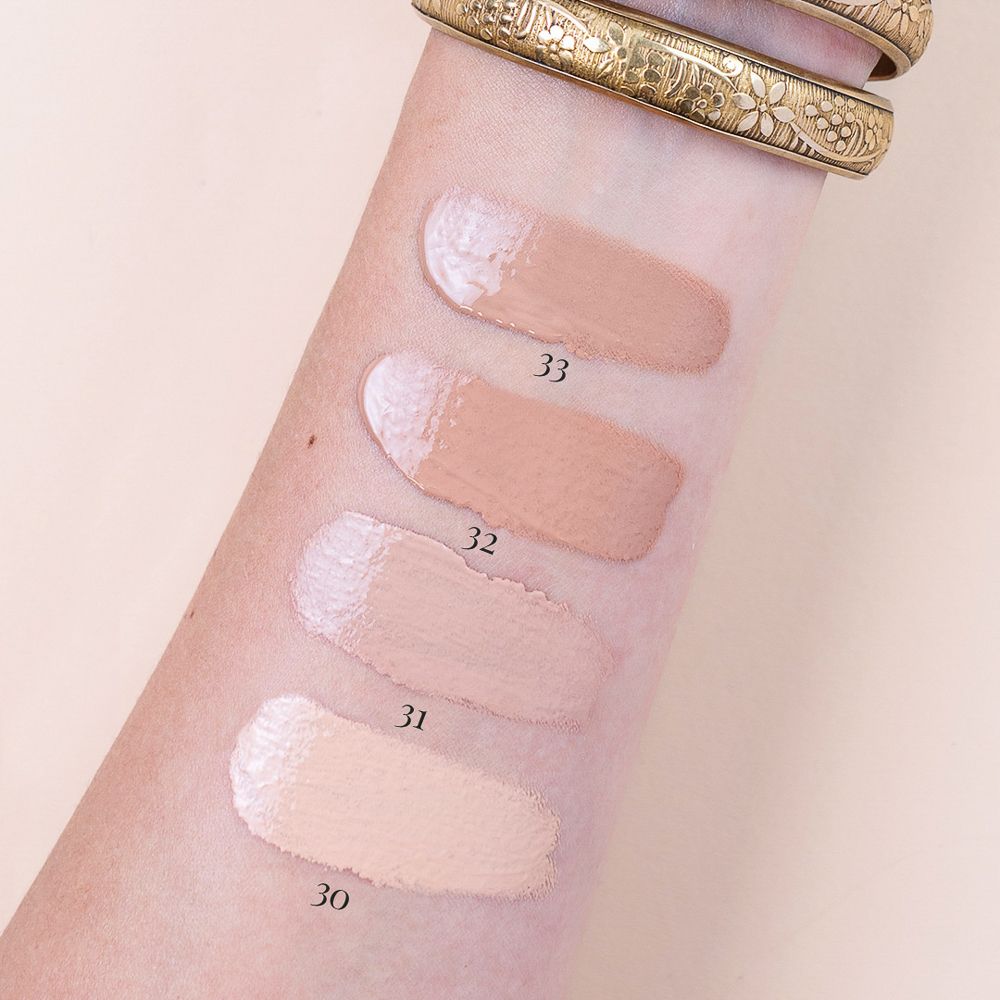 Braccio con quattro campioni di fondotinta LEPO. Numeri colore 30, 31, 32, 33. Tonalità da chiare a medie.