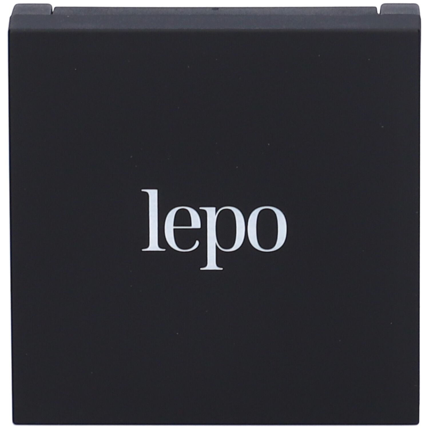 Astuccio nero per cipria compatta con logo bianco. Il coperchio è chiuso.