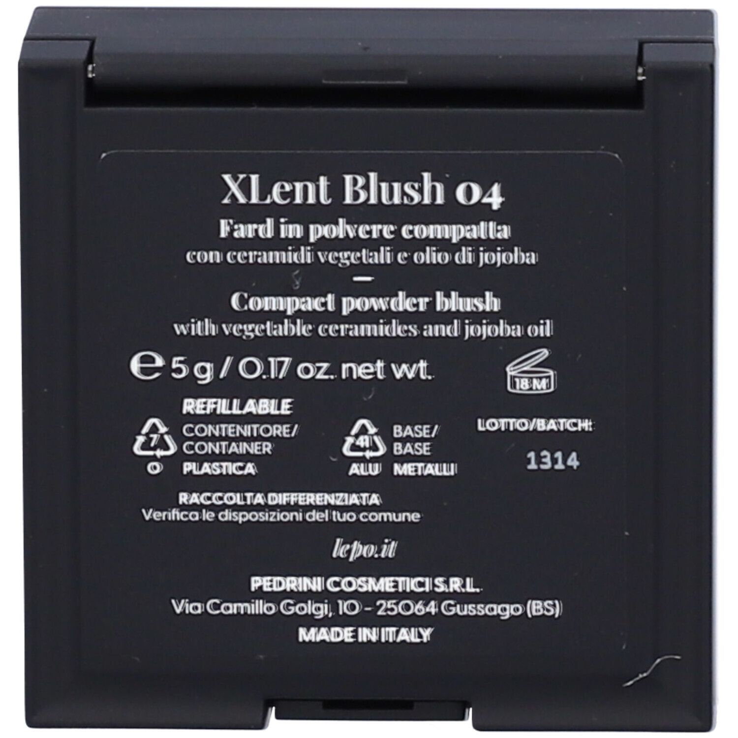 Retro del contenitore del fard compatto. Testo con informazioni sul prodotto e ingredienti.