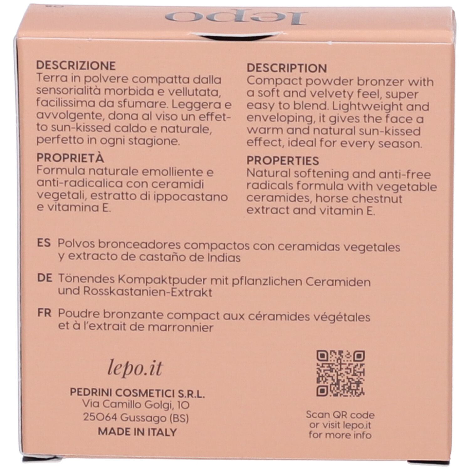 Retro della confezione di cipria compatta. Descrizione del prodotto in più lingue. Indirizzo del produttore e codice QR.