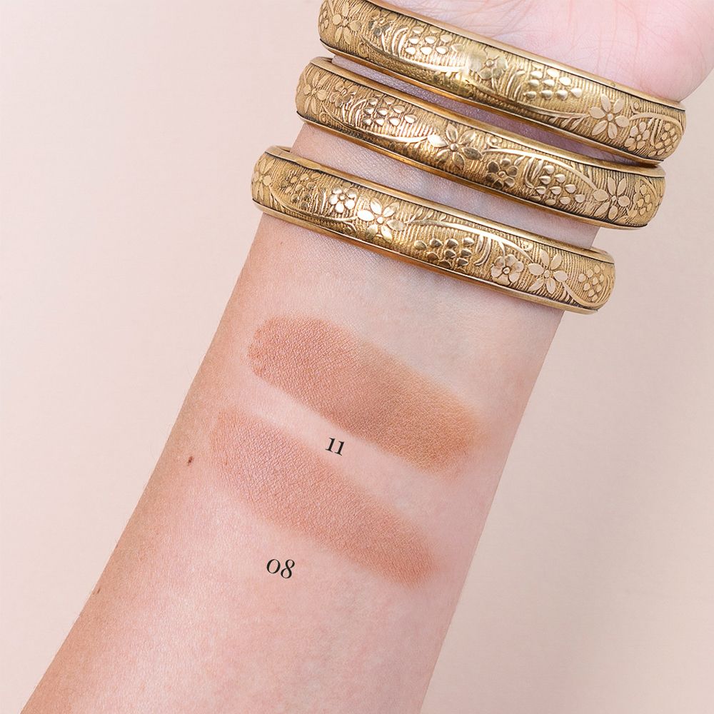 Braccio con due colori di bronzer applicati. Numeri 08 e 11. Bracciali dorati.
