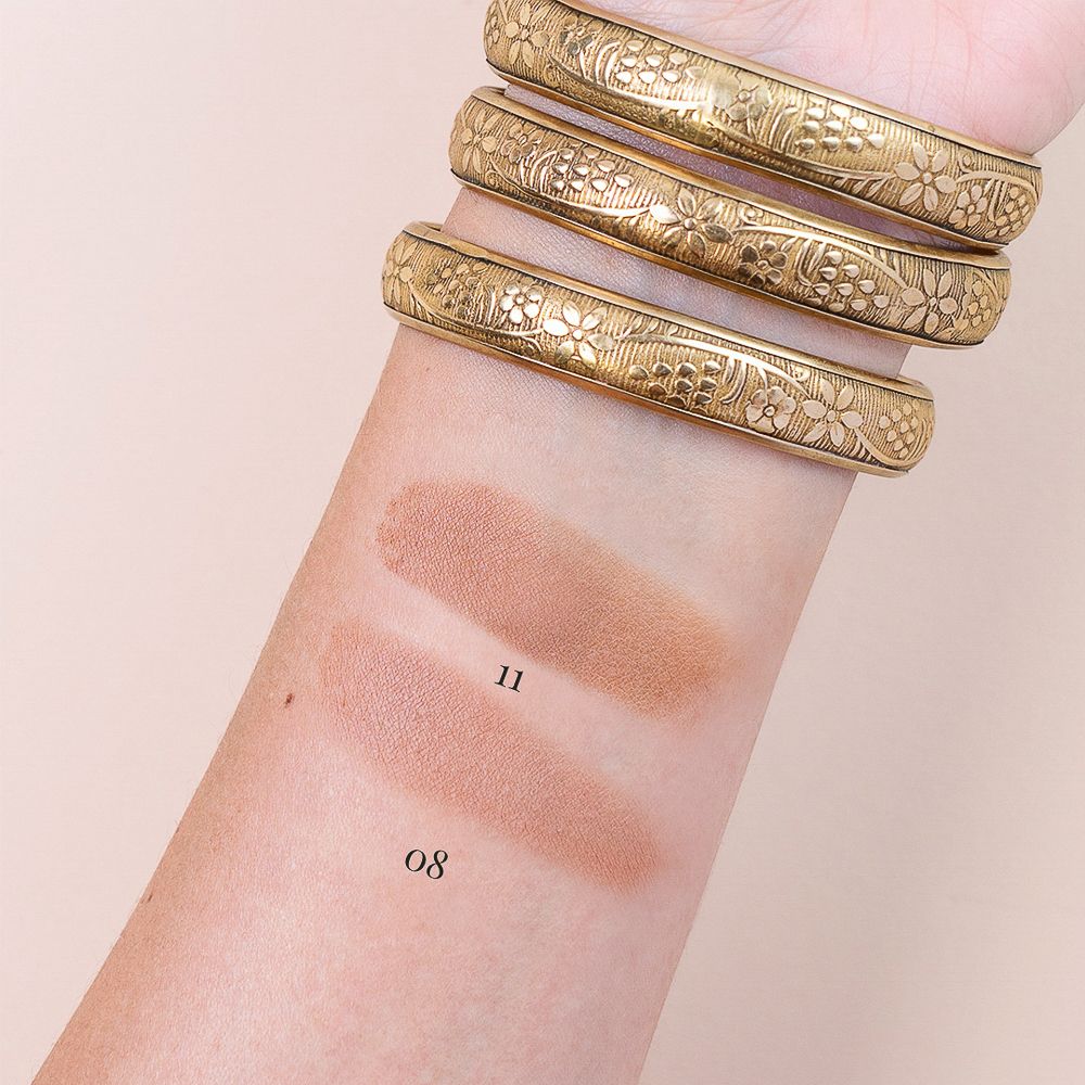 Braccio con due campioni di bronzer. Scritte: 11 e 08. Bracciali dorati.