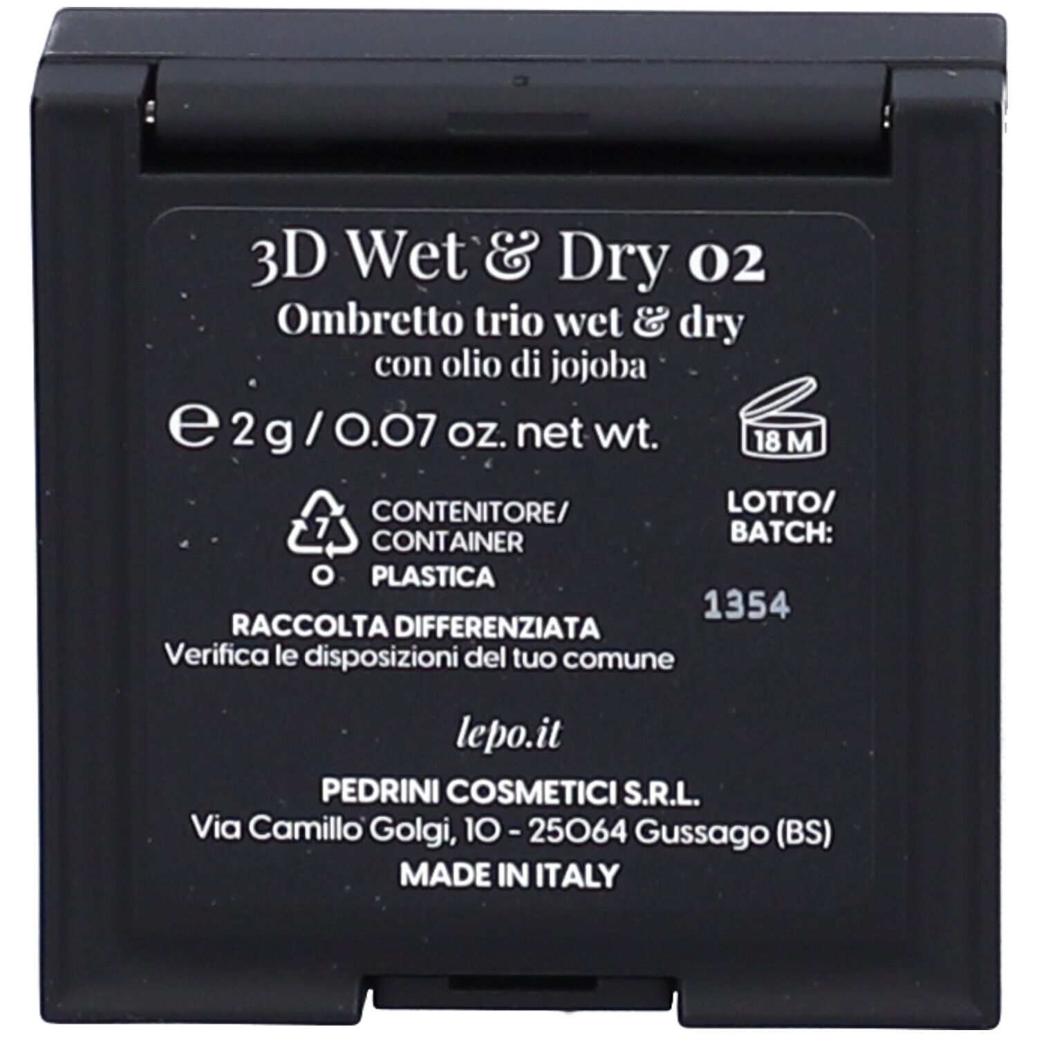 Retro della confezione dell'ombretto nero. Testo: 3D Wet & Dry 02, Ombretto trio wet & dry, e 2g/0.07 oz. net wt.