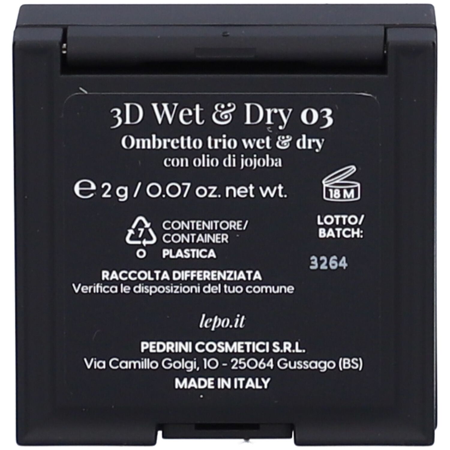 Retro della confezione compatta nera. Testo: 3D Wet & Dry, Ombretto trio wet & dry, e 2g/0.07 oz. net wt.