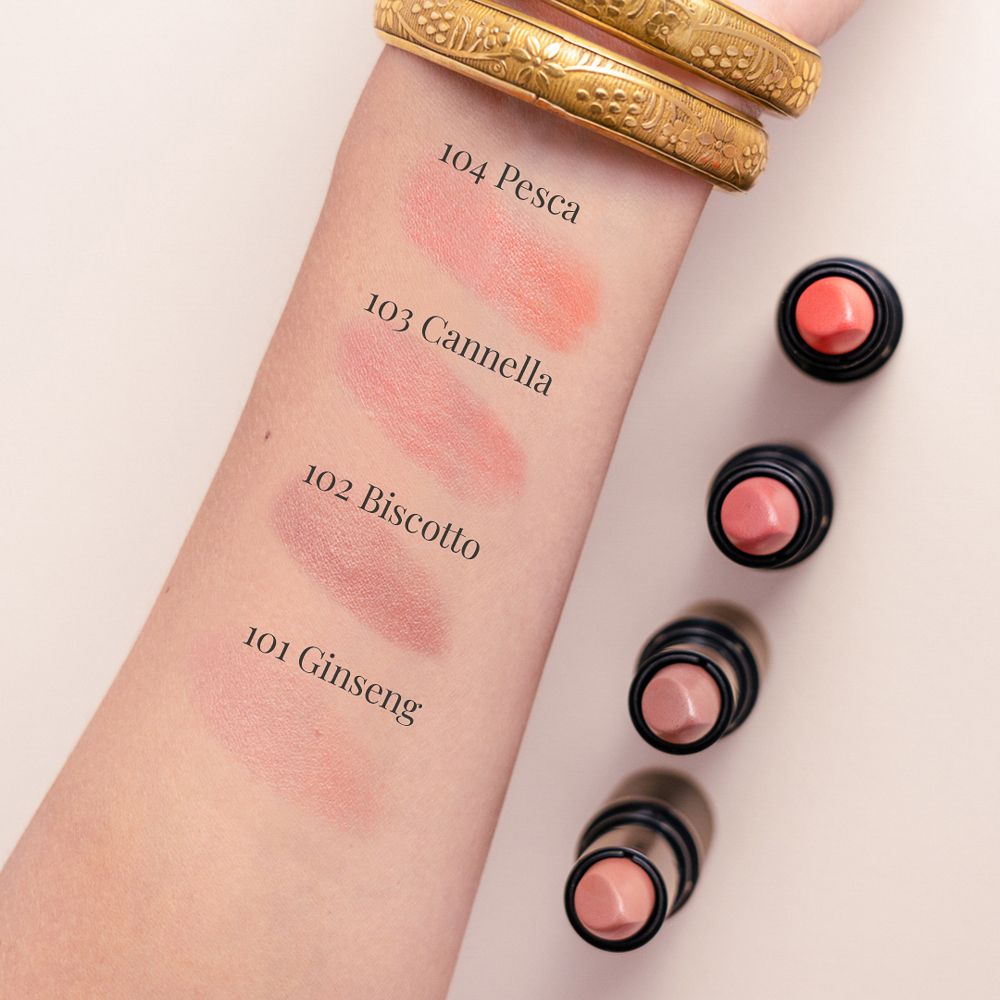 Braccio con quattro campioni di colore rossetto. Colori: 101 Ginseng, 102 Biscotto, 103 Cannella, 104 Pesca.