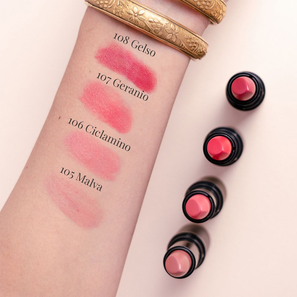 Braccio con campioni di rossetto. Colori: 108 Gels, 107 Geranio, 106 Ciclamino, 105 Malva. Bracciale dorato.