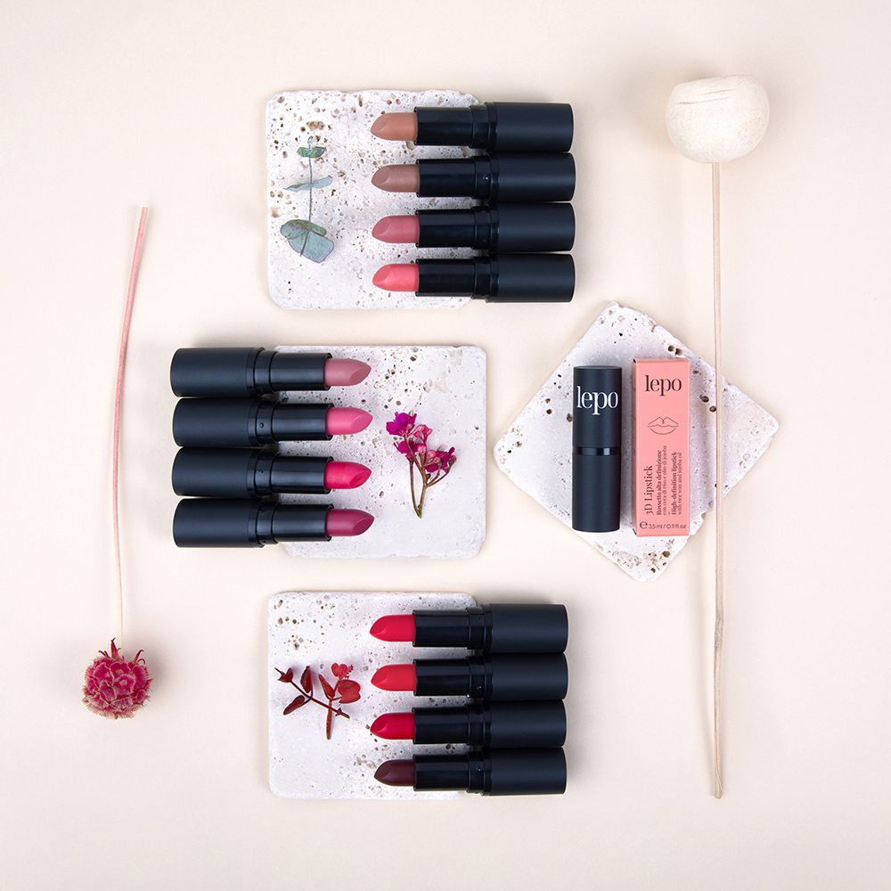 Diversi rossetti su supporti decorativi. Confezione e rossetto con logo.